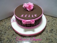 BOLOS COM DECORAÇÃO DE PASTA AMERICANA À PARTIR DE: